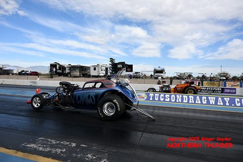 Kurt Duckworth - 'Complete Chaos' (near lane) vs 
Dan Pettinato - 'Rat Poison' (far lane)